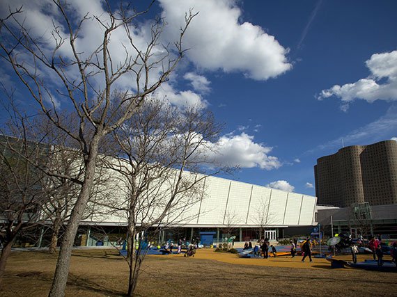 New York Hall of Science programs exemplify innovative ways ISIs can encourage science learning outside schools, through targeted outreach to local families and students. Education_ext._of_NYHall_of_Sci_Andrew_kelly_570px.jpg